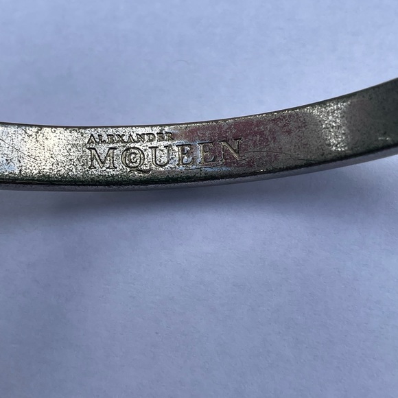 ✨ALEXANDER MCQUEEN CREAM ENAMEL SKULL BANGLE✨ - Picture 3 of 3